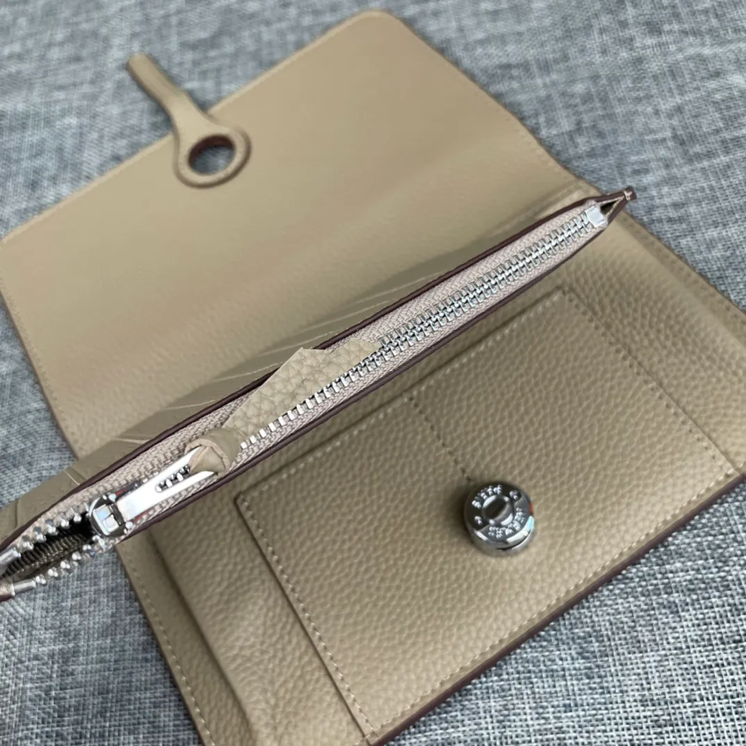 Original quality, p300💰 Hermès Dogon Duo detachable wallet Model: 533 silver buckle Made of togo calfskin, with original OEM code inside💄 Exquisite workmanship, 8 card slots, 1 banknote pocket, 2 additional pockets, a detachable coin purse and palladium-plated saddle nail lock Size: 20.1cm*12.5cm