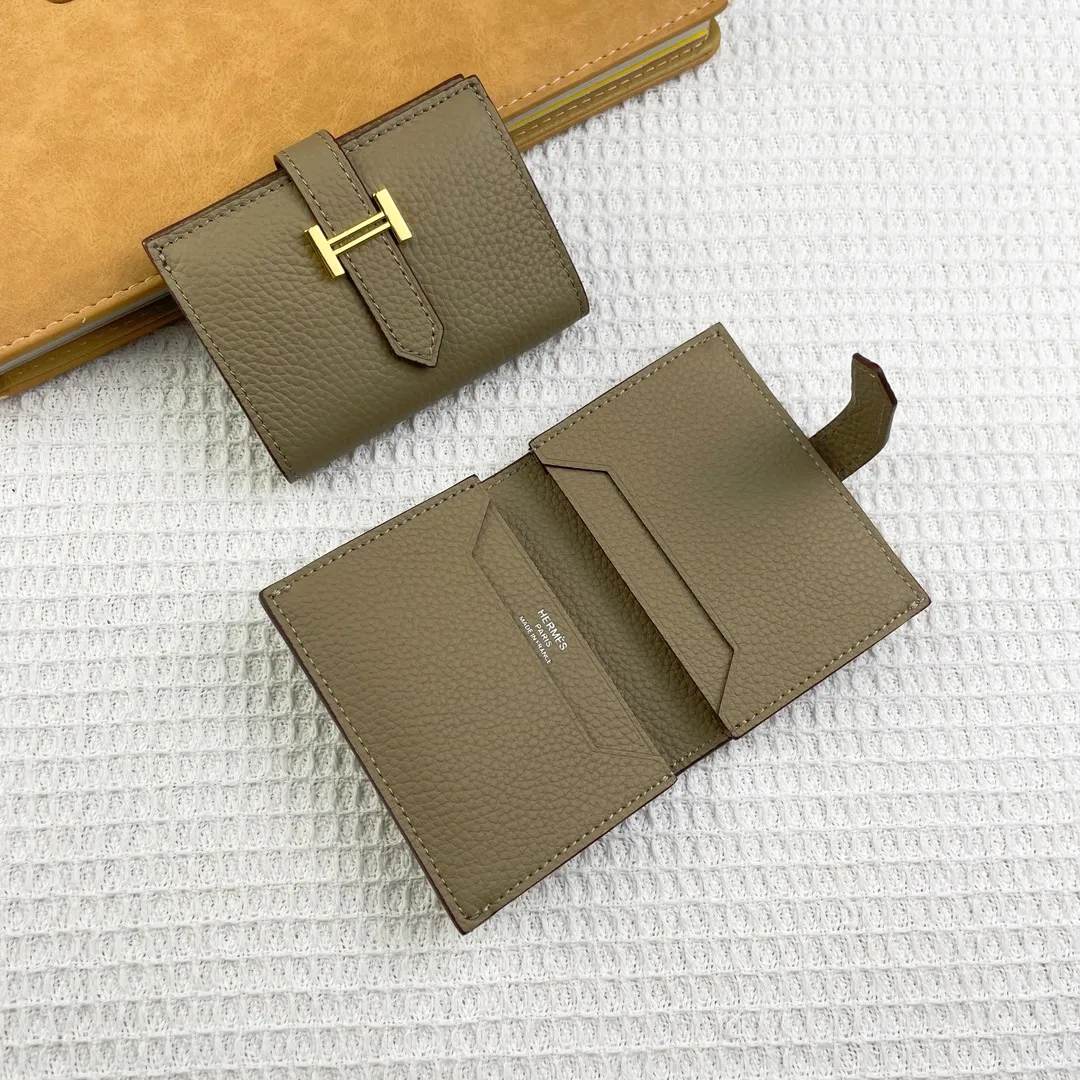 Hermès newly upgraded ♥️Original quality p190💰 HERMES card holder💋Business card holder Material: original togo cowhide Size: 10cm*7.5cm Model: 0511 pebbled pattern Description: First layer of cowhide inside and outside, oil edges are straight and smooth💃Belt buckle, simple and elegant🏭Exquisite and beautiful workmanship🎈Original OEM code inside