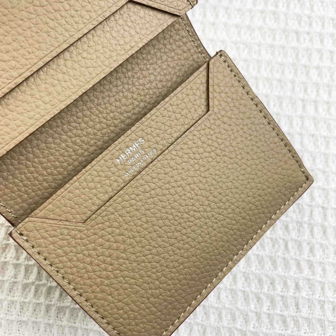 Hermès newly upgraded ♥️Original quality p190💰 HERMES card holder💋Business card holder Material: original togo cowhide Size: 10cm*7.5cm Model: 0511 pebbled pattern Description: First layer of cowhide inside and outside, oil edges are straight and smooth💃Belt buckle, simple and elegant🏭Exquisite and beautiful workmanship🎈Original OEM code inside