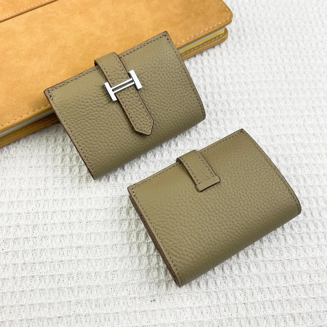 Hermès newly upgraded ♥️Original quality p190💰 HERMES card holder💋Business card holder Material: original togo cowhide Size: 10cm*7.5cm Model: 0511 pebbled pattern Description: First layer of cowhide inside and outside, oil edges are straight and smooth💃Belt buckle, simple and elegant🏭Exquisite and beautiful workmanship🎈Original OEM code inside