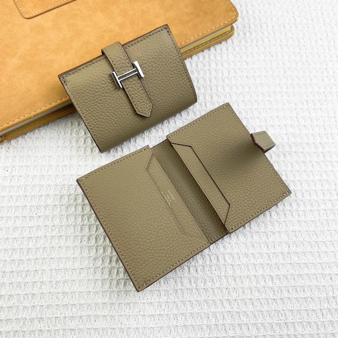 Hermès newly upgraded ♥️Original quality p190💰 HERMES card holder💋Business card holder Material: original togo cowhide Size: 10cm*7.5cm Model: 0511 pebbled pattern Description: First layer of cowhide inside and outside, oil edges are straight and smooth💃Belt buckle, simple and elegant🏭Exquisite and beautiful workmanship🎈Original OEM code inside