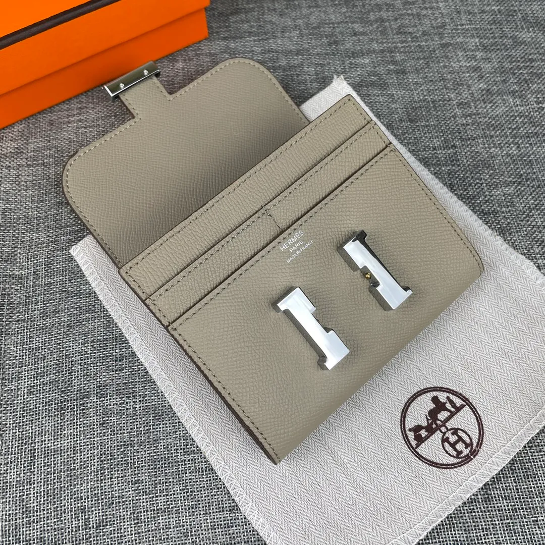 Hermes Constance p250💰 Model: 537 Palm pattern silver buckle Size: 13*11.8cm. Hermes🇫🇷Overseas🇫🇷Imported palm pattern cowhide, soft and comfortable to the touch. The original replica is matched with silver hardware, exquisite and elegant, and has the original OEM code inside. The oil edges are straight and smooth🎈There are two cash slots, a zipper pocket, and 3 card slots🚚