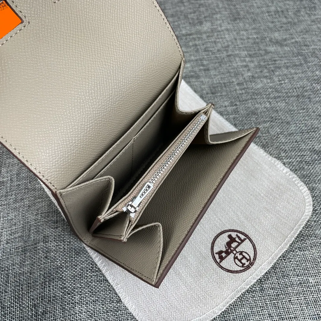 Hermes Constance p250💰 Model: 537 Palm pattern silver buckle Size: 13*11.8cm. Hermes🇫🇷Overseas🇫🇷Imported palm pattern cowhide, soft and comfortable to the touch. The original replica is matched with silver hardware, exquisite and elegant, and has the original OEM code inside. The oil edges are straight and smooth🎈There are two cash slots, a zipper pocket, and 3 card slots🚚