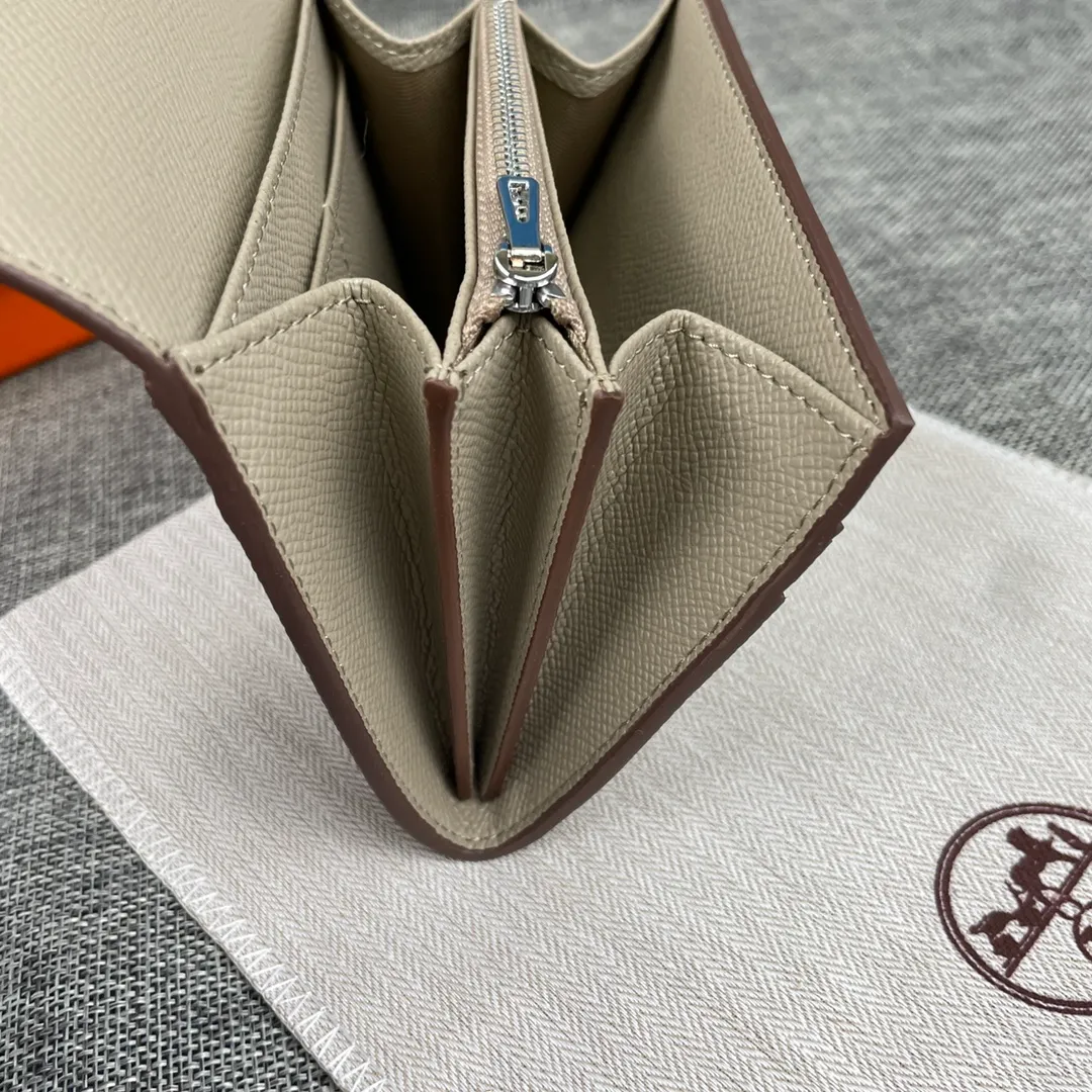 Hermes Constance p250💰 Model: 537 Palm pattern silver buckle Size: 13*11.8cm. Hermes🇫🇷Overseas🇫🇷Imported palm pattern cowhide, soft and comfortable to the touch. The original replica is matched with silver hardware, exquisite and elegant, and has the original OEM code inside. The oil edges are straight and smooth🎈There are two cash slots, a zipper pocket, and 3 card slots🚚