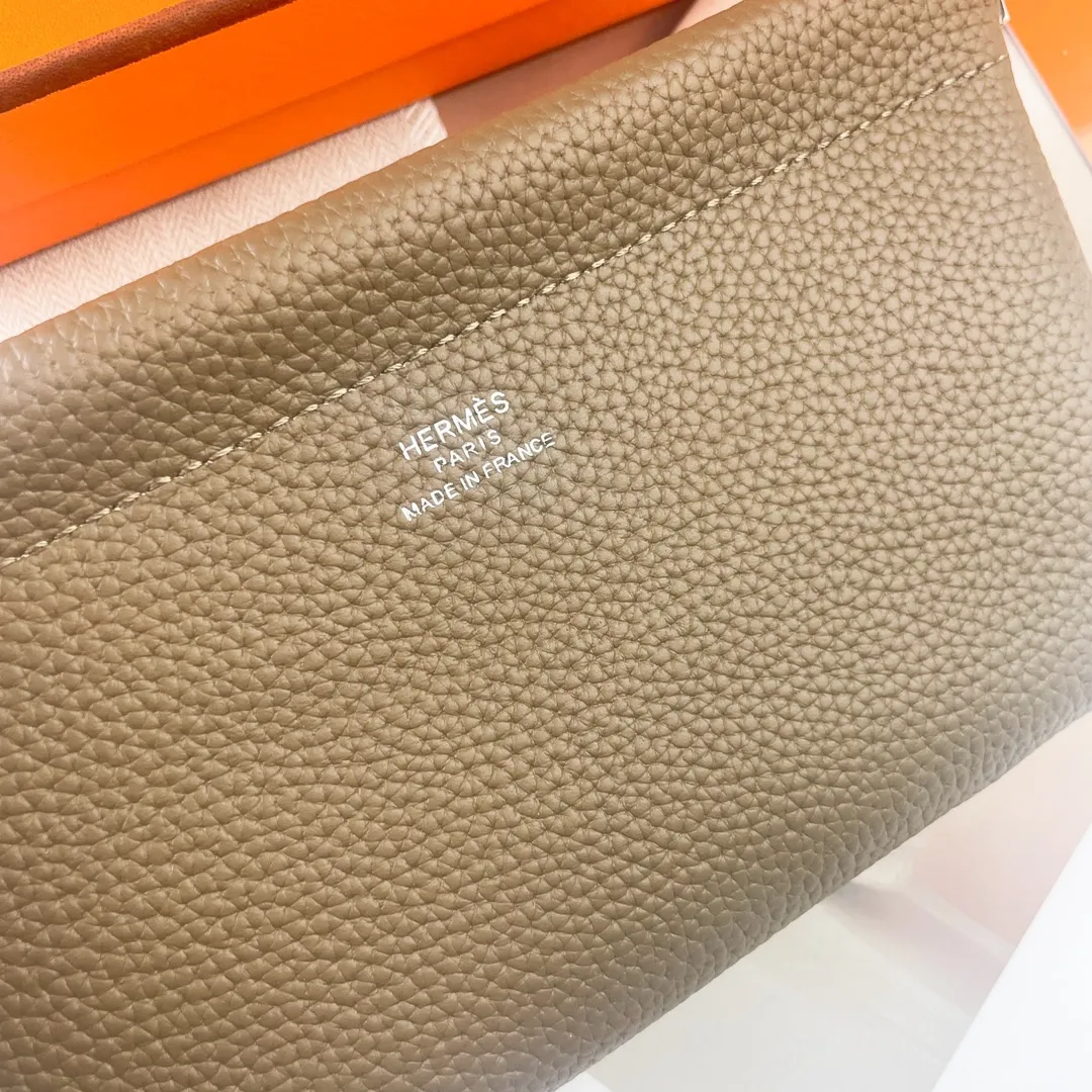 Hermès new model【Hermes】💰180 💋New first-layer cowhide wallet 💋Soft touch, magnetic buckle opening and closing 💋Material: imported togo cowhide 💋Size: 19*11 CM 💋Model: 6911