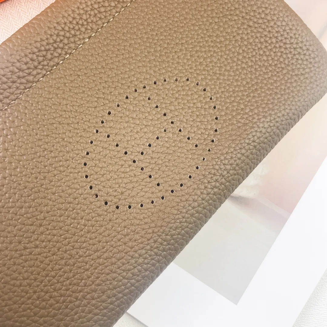 Hermès new model【Hermes】💰180 💋New first-layer cowhide wallet 💋Soft touch, magnetic buckle opening and closing 💋Material: imported togo cowhide 💋Size: 19*11 CM 💋Model: 6911