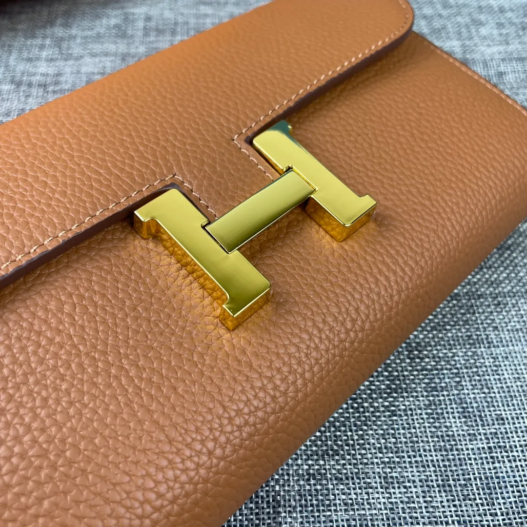 Hermes Constance p270💰 Hermes model: 539 gold buckle togo leather size: 22*11cm 🇫🇷Overseas🇫🇷Imported Togo cowhide, soft and comfortable to the touch. The original replica is matched with gold hardware and has the original OEM code inside. It is exquisite and elegant, and the oil edges are straight and smooth🎈There are two large note slots, a zipper pocket, and 12 card slots inside🚚