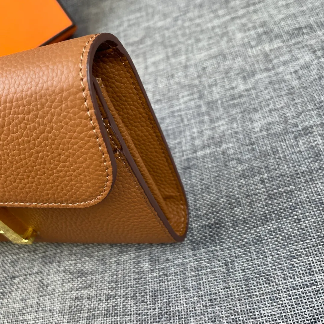 Hermes Constance p270💰 Hermes model: 539 gold buckle togo leather size: 22*11cm 🇫🇷Overseas🇫🇷Imported Togo cowhide, soft and comfortable to the touch. The original replica is matched with gold hardware and has the original OEM code inside. It is exquisite and elegant, and the oil edges are straight and smooth🎈There are two large note slots, a zipper pocket, and 12 card slots inside🚚
