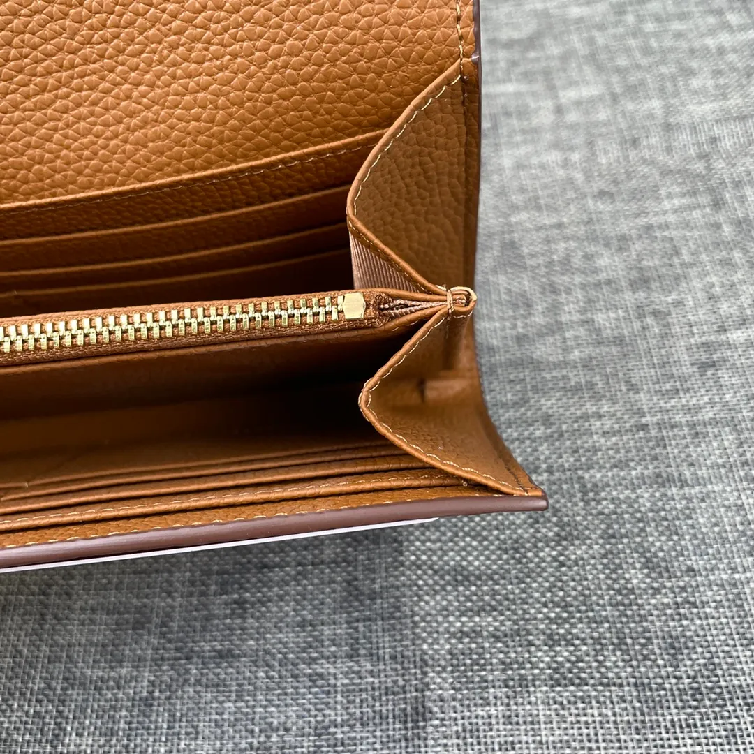 Hermes Constance p270💰 Hermes model: 539 gold buckle togo leather size: 22*11cm 🇫🇷Overseas🇫🇷Imported Togo cowhide, soft and comfortable to the touch. The original replica is matched with gold hardware and has the original OEM code inside. It is exquisite and elegant, and the oil edges are straight and smooth🎈There are two large note slots, a zipper pocket, and 12 card slots inside🚚