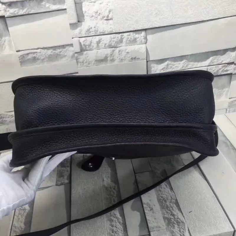 Batch 660💰💅 Hermes Evelyne crossbody bag, model number 166817. It is custom-made from first-layer cowhide. The shoulder strap can be adjusted. This novel and unique Evelyne is suitable for both men and women. It is not only because of the characteristics of the bag itself, but also because of the surprise it brings to the user. The biggest feature is its hollow H shape. This hollow has two purposes. One is to highlight the novelty of the design, and the other is to increase the recognition of the bag. The big hollow H makes it easy to tell that it is a Hermès Eveline satchel. [Real pictures] Size 30*28*10