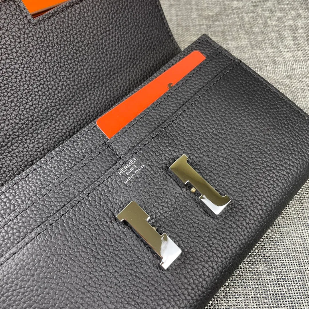 Hermes Constance p270💰 Hermes model: 539 silver buckle togo leather size: 22*11cm 🇫🇷Overseas🇫🇷Imported Togo cowhide, soft and comfortable to the touch. The original replica is matched with gold hardware and has the original OEM code inside. It is exquisite and elegant, and the oil edges are straight and smooth🎈There are two large note slots, a zipper pocket, and 12 card slots inside🚚