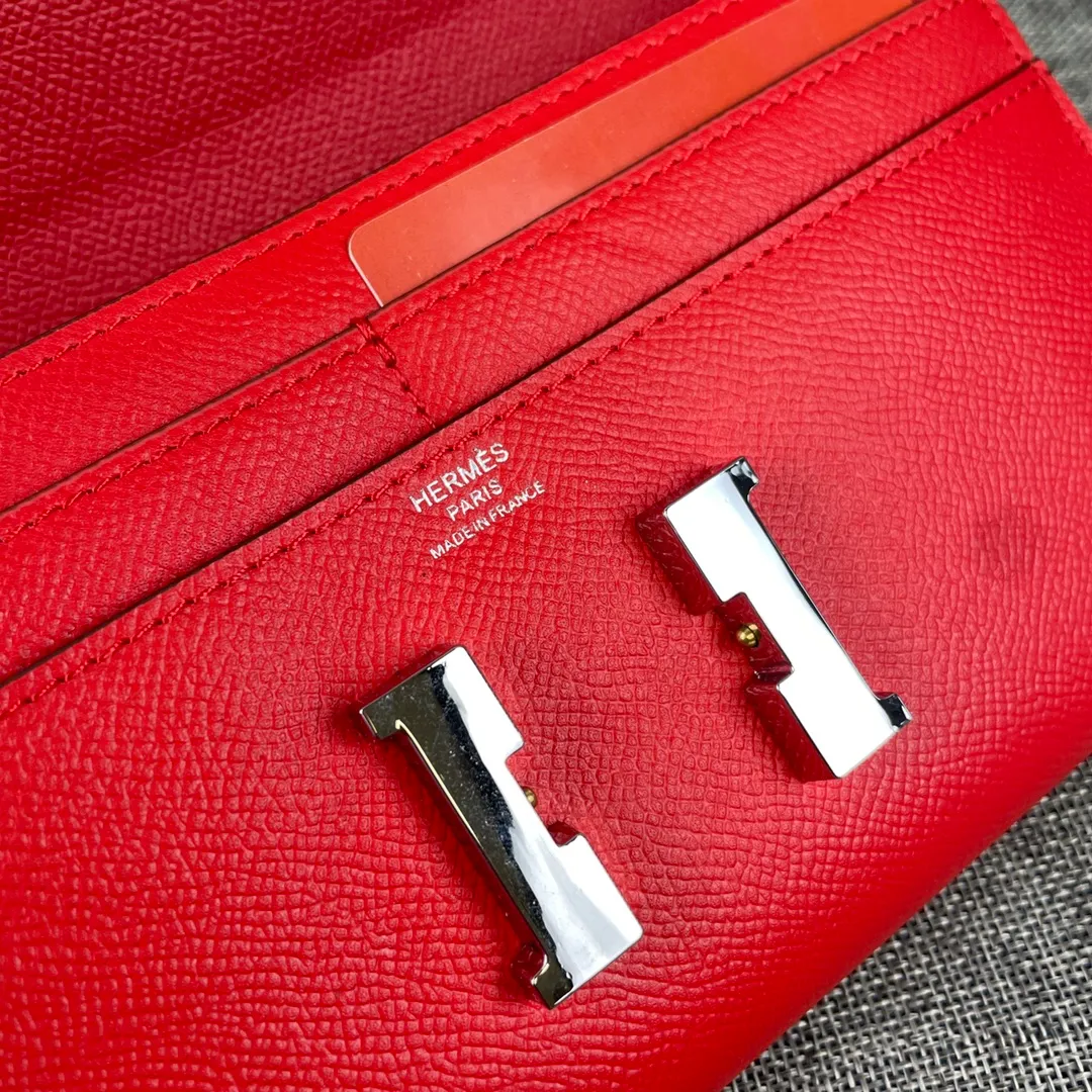 Hermes Constance original order p290💰 Model: 539 palm print silver buckle size: 22*11cm Hermes🇫🇷overseas🇫🇷 imported cowhide, soft and comfortable to the touch. Counter version, OEM code inside, original replica with gold hardware, exquisite and elegant, oil edge is straight and smooth🎈There are two large note slots, a zipper pocket, and 12 card slots🚚