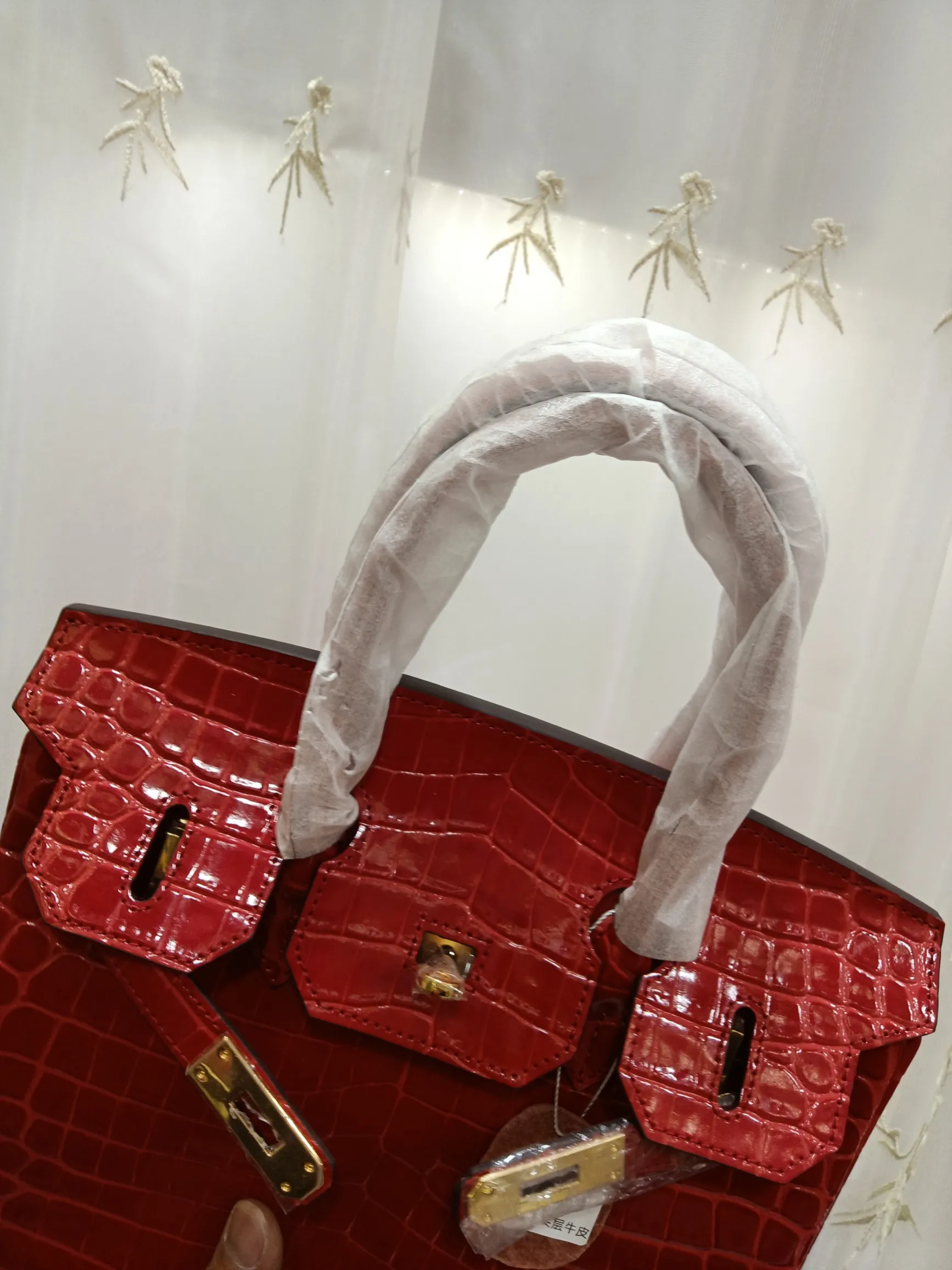 Hot model debuts, price has been adjusted💰800/380/360💥Hermes/Hermes💥Official classic production💋Platinum crocodile pattern💋Original quality coming👉Using imported crocodile pattern cowhide , with pure 24k original hardware💎Size: large 35*25*18cm/medium 30*22*16cm/small 25* 20*14cm👛Excellent workmanship👏👏Legendary slow work and careful work💓Real pictures taken💓Classic beauty worth owning💃🏻💃🏻💃🏻