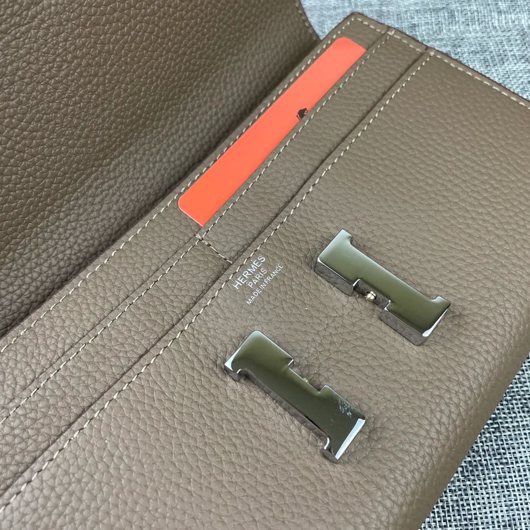 Hermes Constance p310💰 Hermes model: 9852 Togo leather silver chain size: 22*11cm 🇫🇷Overseas🇫🇷Imported Togo cowhide with original OEM code inside, soft and comfortable to the touch. The original replica is matched with silver hardware, exquisite and elegant, and the oil edge is straight and smooth🎈There are two large note slots, a zipper pocket, and 12 card slots🚚The silver chain is 120cm long
