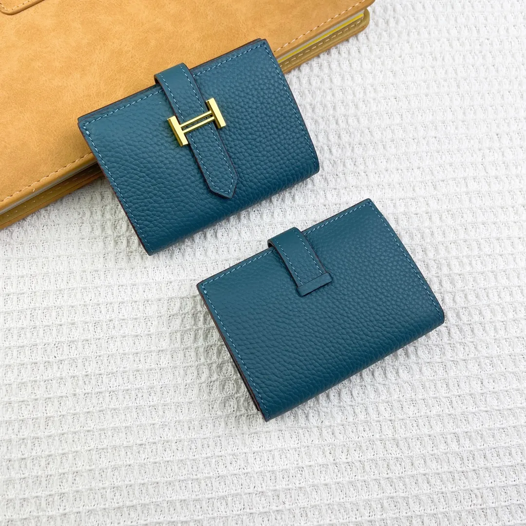 Hermès newly upgraded ♥️Original quality p190💰 HERMES card holder💋Business card holder Material: original togo cowhide Size: 10cm*7.5cm Model: 0511 pebbled pattern Description: First layer of cowhide inside and outside, oil edges are straight and smooth💃Belt buckle, simple and elegant🏭Exquisite and beautiful workmanship🎈Original OEM code inside