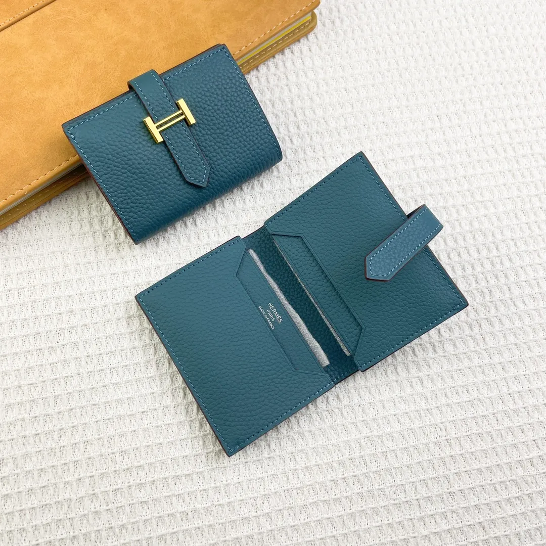 Hermès newly upgraded ♥️Original quality p190💰 HERMES card holder💋Business card holder Material: original togo cowhide Size: 10cm*7.5cm Model: 0511 pebbled pattern Description: First layer of cowhide inside and outside, oil edges are straight and smooth💃Belt buckle, simple and elegant🏭Exquisite and beautiful workmanship🎈Original OEM code inside