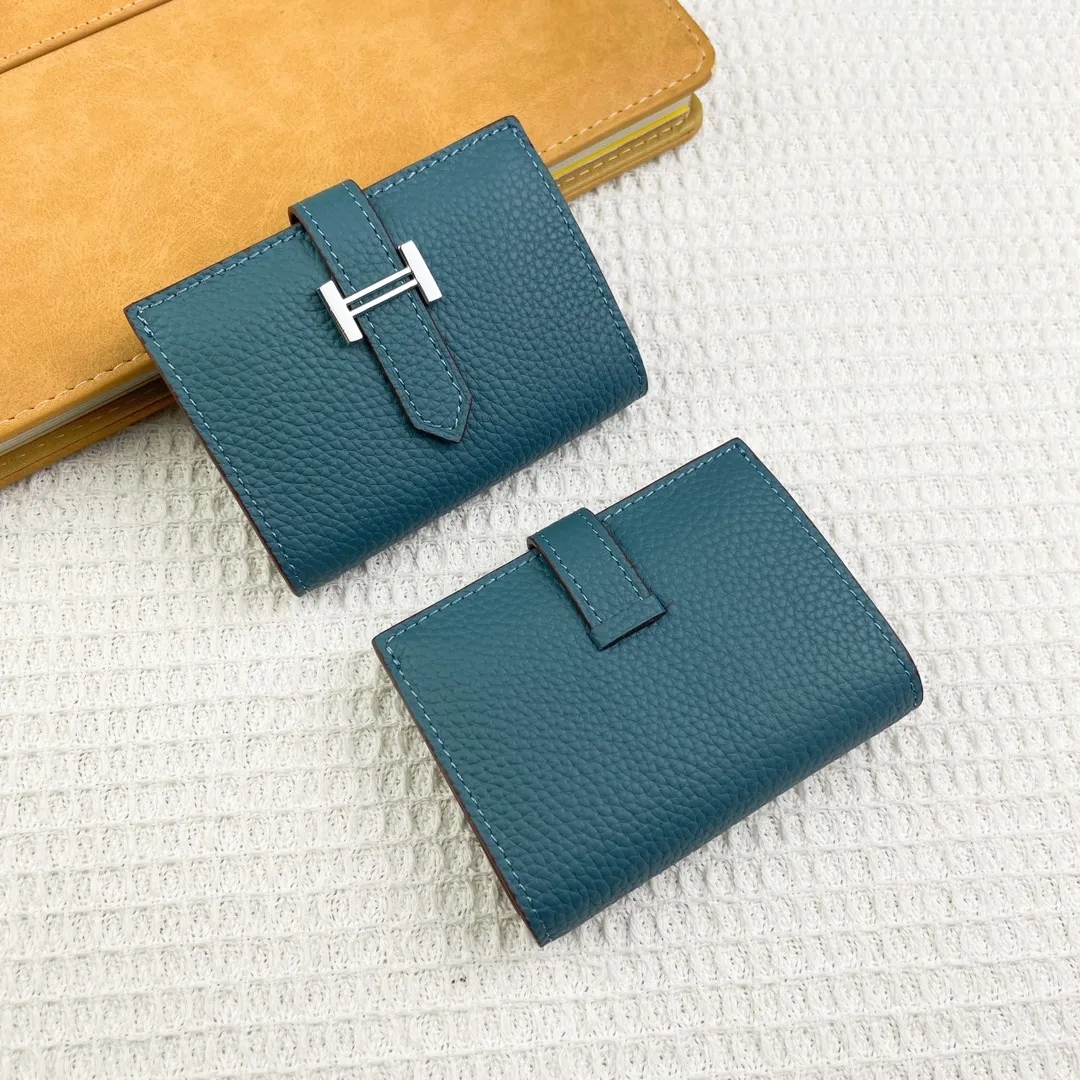 Hermès newly upgraded ♥️Original quality p190💰 HERMES card holder💋Business card holder Material: original togo cowhide Size: 10cm*7.5cm Model: 0511 pebbled pattern Description: First layer of cowhide inside and outside, oil edges are straight and smooth💃Belt buckle, simple and elegant🏭Exquisite and beautiful workmanship🎈Original OEM code inside