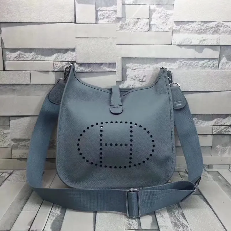 Batch 660💰💅 Hermes Evelyne crossbody bag, model number 166817. It is custom-made from first-layer cowhide. The shoulder strap can be adjusted. This novel and unique Evelyne is suitable for both men and women. It is not only because of the characteristics of the bag itself, but also because of the surprise it brings to the user. The biggest feature is its hollow H shape. This hollow has two purposes. One is to highlight the novelty of the design, and the other is to increase the recognition of the bag. The big hollow H makes it easy to tell that it is a Hermès Eveline satchel. [Real pictures] Size 30*28*10