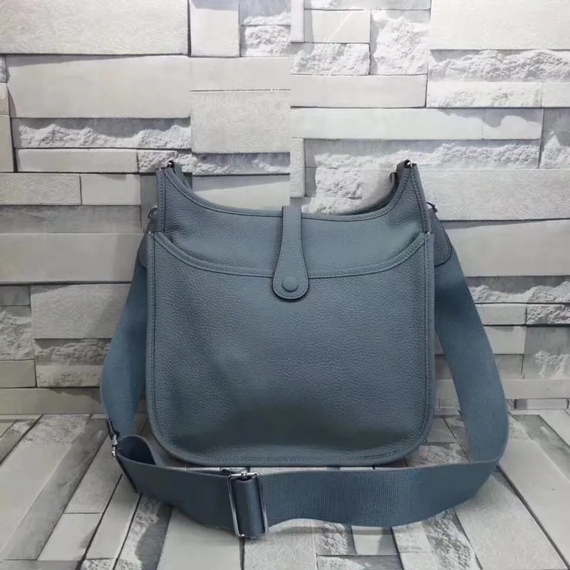 Batch 660💰💅 Hermes Evelyne crossbody bag, model number 166817. It is custom-made from first-layer cowhide. The shoulder strap can be adjusted. This novel and unique Evelyne is suitable for both men and women. It is not only because of the characteristics of the bag itself, but also because of the surprise it brings to the user. The biggest feature is its hollow H shape. This hollow has two purposes. One is to highlight the novelty of the design, and the other is to increase the recognition of the bag. The big hollow H makes it easy to tell that it is a Hermès Eveline satchel. [Real pictures] Size 30*28*10