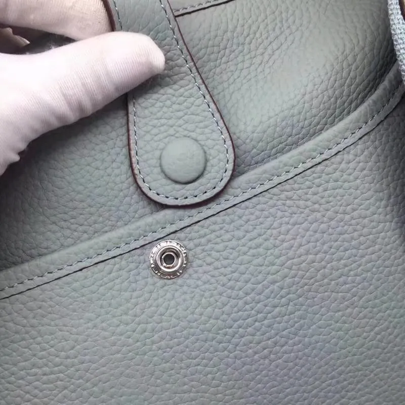 Batch 660💰💅 Hermes Evelyne crossbody bag, model number 166817. It is custom-made from first-layer cowhide. The shoulder strap can be adjusted. This novel and unique Evelyne is suitable for both men and women. It is not only because of the characteristics of the bag itself, but also because of the surprise it brings to the user. The biggest feature is its hollow H shape. This hollow has two purposes. One is to highlight the novelty of the design, and the other is to increase the recognition of the bag. The big hollow H makes it easy to tell that it is a Hermès Eveline satchel. [Real pictures] Size 30*28*10