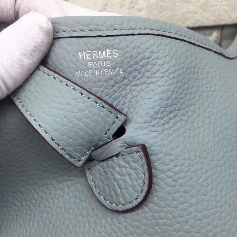 Batch 660💰💅 Hermes Evelyne crossbody bag, model number 166817. It is custom-made from first-layer cowhide. The shoulder strap can be adjusted. This novel and unique Evelyne is suitable for both men and women. It is not only because of the characteristics of the bag itself, but also because of the surprise it brings to the user. The biggest feature is its hollow H shape. This hollow has two purposes. One is to highlight the novelty of the design, and the other is to increase the recognition of the bag. The big hollow H makes it easy to tell that it is a Hermès Eveline satchel. [Real pictures] Size 30*28*10