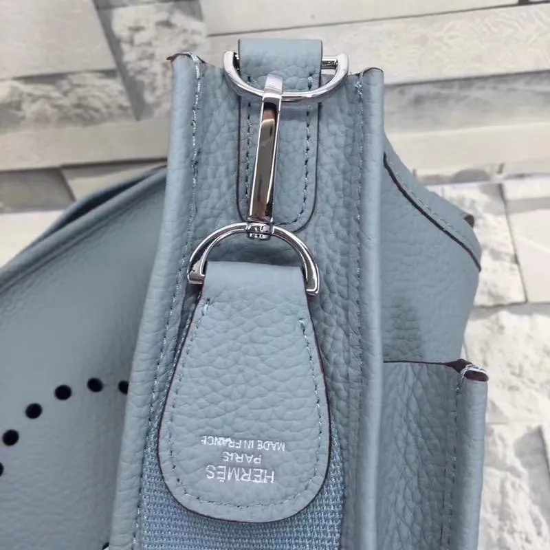 Batch 660💰💅 Hermes Evelyne crossbody bag, model number 166817. It is custom-made from first-layer cowhide. The shoulder strap can be adjusted. This novel and unique Evelyne is suitable for both men and women. It is not only because of the characteristics of the bag itself, but also because of the surprise it brings to the user. The biggest feature is its hollow H shape. This hollow has two purposes. One is to highlight the novelty of the design, and the other is to increase the recognition of the bag. The big hollow H makes it easy to tell that it is a Hermès Eveline satchel. [Real pictures] Size 30*28*10