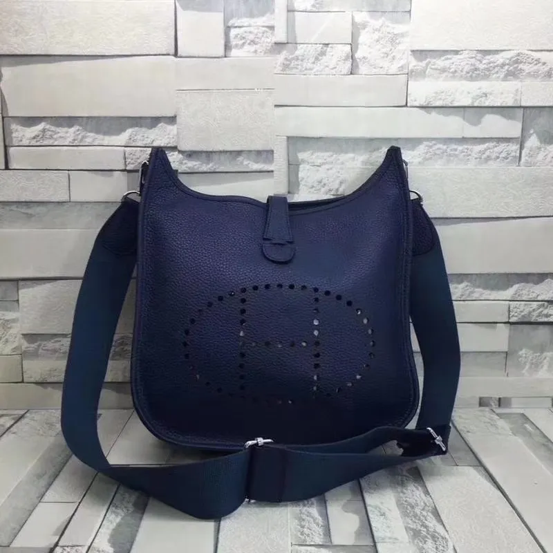 Batch 660💰💅 Hermes Evelyne crossbody bag, model number 166817. It is custom-made from first-layer cowhide. The shoulder strap can be adjusted. This novel and unique Evelyne is suitable for both men and women. It is not only because of the characteristics of the bag itself, but also because of the surprise it brings to the user. The biggest feature is its hollow H shape. This hollow has two purposes. One is to highlight the novelty of the design, and the other is to increase the recognition of the bag. The big hollow H makes it easy to tell that it is a Hermès Eveline satchel. [Real pictures] Size 30*28*10
