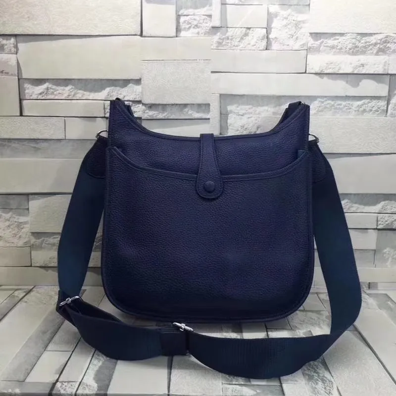 Batch 660💰💅 Hermes Evelyne crossbody bag, model number 166817. It is custom-made from first-layer cowhide. The shoulder strap can be adjusted. This novel and unique Evelyne is suitable for both men and women. It is not only because of the characteristics of the bag itself, but also because of the surprise it brings to the user. The biggest feature is its hollow H shape. This hollow has two purposes. One is to highlight the novelty of the design, and the other is to increase the recognition of the bag. The big hollow H makes it easy to tell that it is a Hermès Eveline satchel. [Real pictures] Size 30*28*10