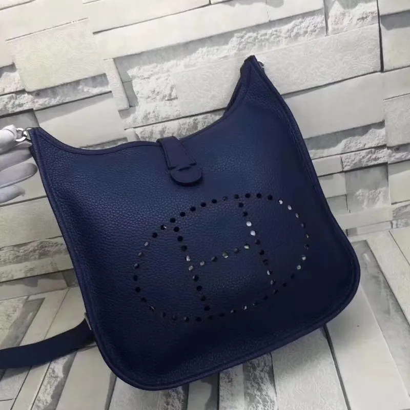 Batch 660💰💅 Hermes Evelyne crossbody bag, model number 166817. It is custom-made from first-layer cowhide. The shoulder strap can be adjusted. This novel and unique Evelyne is suitable for both men and women. It is not only because of the characteristics of the bag itself, but also because of the surprise it brings to the user. The biggest feature is its hollow H shape. This hollow has two purposes. One is to highlight the novelty of the design, and the other is to increase the recognition of the bag. The big hollow H makes it easy to tell that it is a Hermès Eveline satchel. [Real pictures] Size 30*28*10