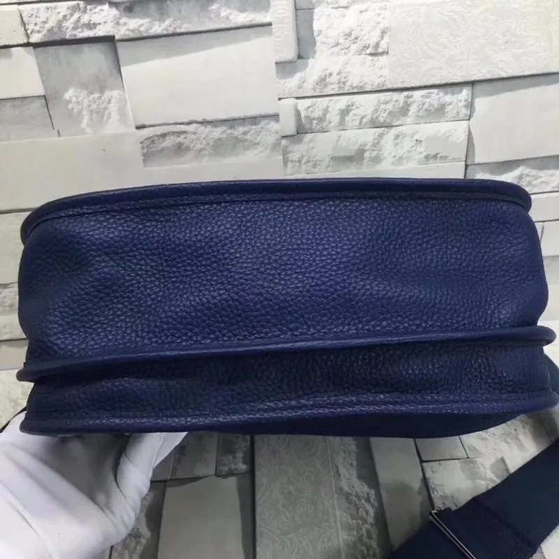 Batch 660💰💅 Hermes Evelyne crossbody bag, model number 166817. It is custom-made from first-layer cowhide. The shoulder strap can be adjusted. This novel and unique Evelyne is suitable for both men and women. It is not only because of the characteristics of the bag itself, but also because of the surprise it brings to the user. The biggest feature is its hollow H shape. This hollow has two purposes. One is to highlight the novelty of the design, and the other is to increase the recognition of the bag. The big hollow H makes it easy to tell that it is a Hermès Eveline satchel. [Real pictures] Size 30*28*10