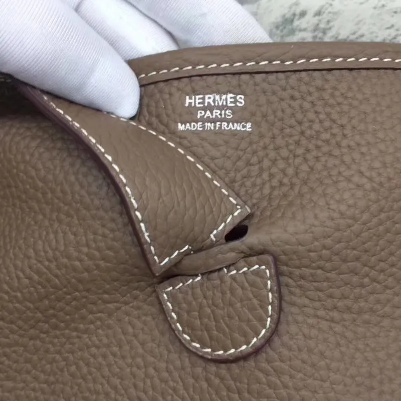 Batch 660💰💅 Hermes Evelyne crossbody bag, model number 166817. It is custom-made from first-layer cowhide. The shoulder strap can be adjusted. This novel and unique Evelyne is suitable for both men and women. It is not only because of the characteristics of the bag itself, but also because of the surprise it brings to the user. The biggest feature is its hollow H shape. This hollow has two purposes. One is to highlight the novelty of the design, and the other is to increase the recognition of the bag. The big hollow H makes it easy to tell that it is a Hermès Eveline satchel. [Real pictures] Size 30*28*10