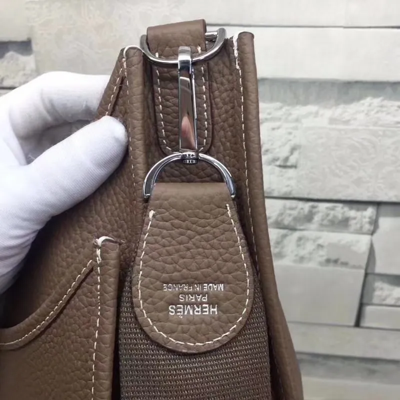 Batch 660💰💅 Hermes Evelyne crossbody bag, model number 166817. It is custom-made from first-layer cowhide. The shoulder strap can be adjusted. This novel and unique Evelyne is suitable for both men and women. It is not only because of the characteristics of the bag itself, but also because of the surprise it brings to the user. The biggest feature is its hollow H shape. This hollow has two purposes. One is to highlight the novelty of the design, and the other is to increase the recognition of the bag. The big hollow H makes it easy to tell that it is a Hermès Eveline satchel. [Real pictures] Size 30*28*10