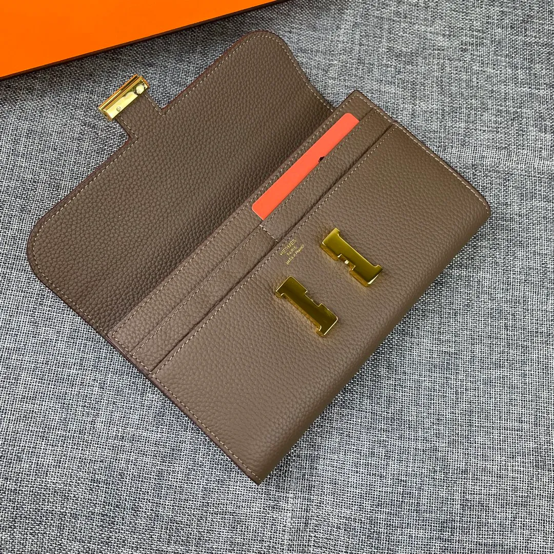 Hermes Constance p270💰 Hermes model: 539 gold buckle togo leather size: 22*11cm 🇫🇷Overseas🇫🇷Imported Togo cowhide, soft and comfortable to the touch. The original replica is matched with gold hardware and has the original OEM code inside. It is exquisite and elegant, and the oil edges are straight and smooth🎈There are two large note slots, a zipper pocket, and 12 card slots inside🚚