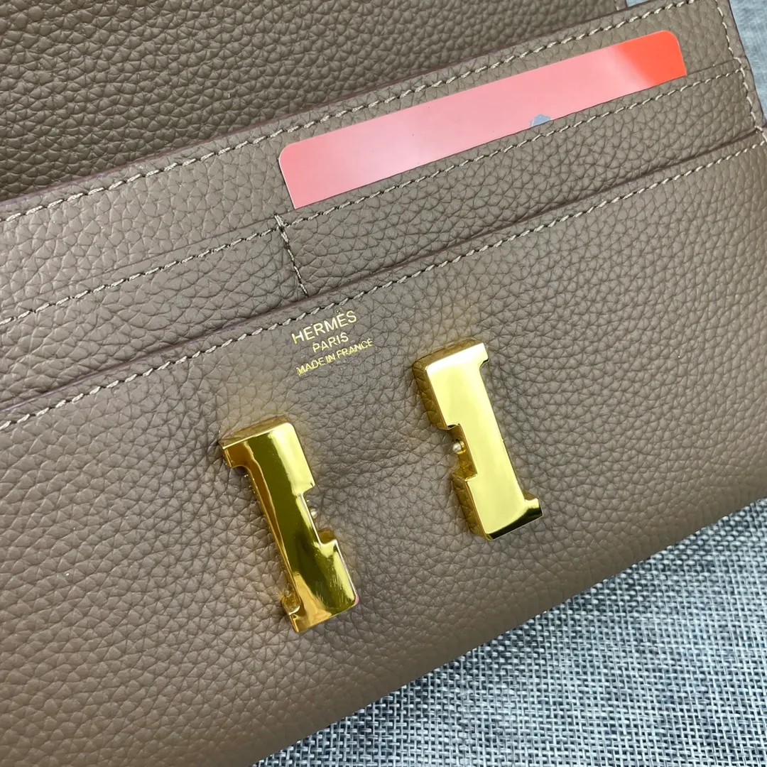 Hermes Constance p270💰 Hermes model: 539 gold buckle togo leather size: 22*11cm 🇫🇷Overseas🇫🇷Imported Togo cowhide, soft and comfortable to the touch. The original replica is matched with gold hardware and has the original OEM code inside. It is exquisite and elegant, and the oil edges are straight and smooth🎈There are two large note slots, a zipper pocket, and 12 card slots inside🚚