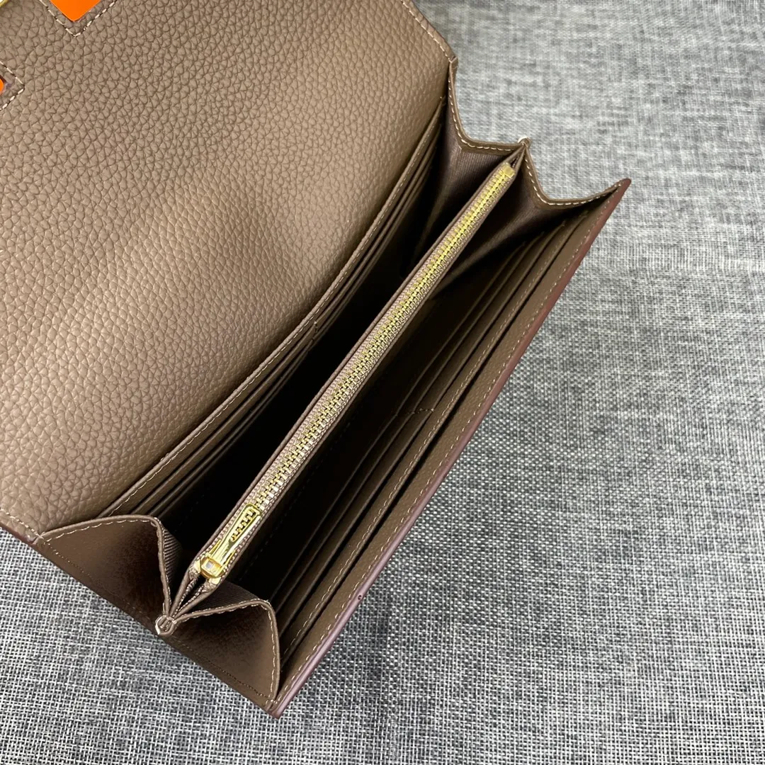 Hermes Constance p270💰 Hermes model: 539 gold buckle togo leather size: 22*11cm 🇫🇷Overseas🇫🇷Imported Togo cowhide, soft and comfortable to the touch. The original replica is matched with gold hardware and has the original OEM code inside. It is exquisite and elegant, and the oil edges are straight and smooth🎈There are two large note slots, a zipper pocket, and 12 card slots inside🚚