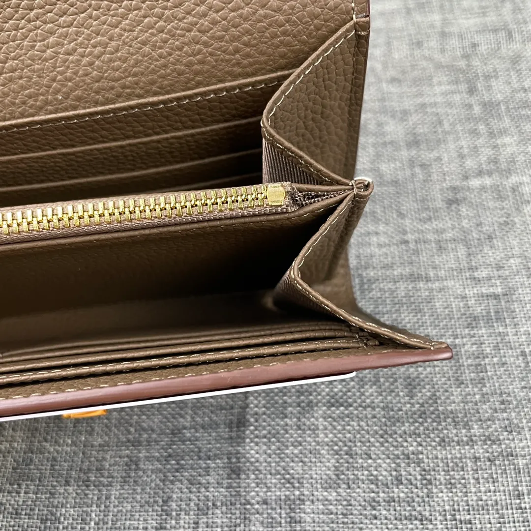 Hermes Constance p270💰 Hermes model: 539 gold buckle togo leather size: 22*11cm 🇫🇷Overseas🇫🇷Imported Togo cowhide, soft and comfortable to the touch. The original replica is matched with gold hardware and has the original OEM code inside. It is exquisite and elegant, and the oil edges are straight and smooth🎈There are two large note slots, a zipper pocket, and 12 card slots inside🚚