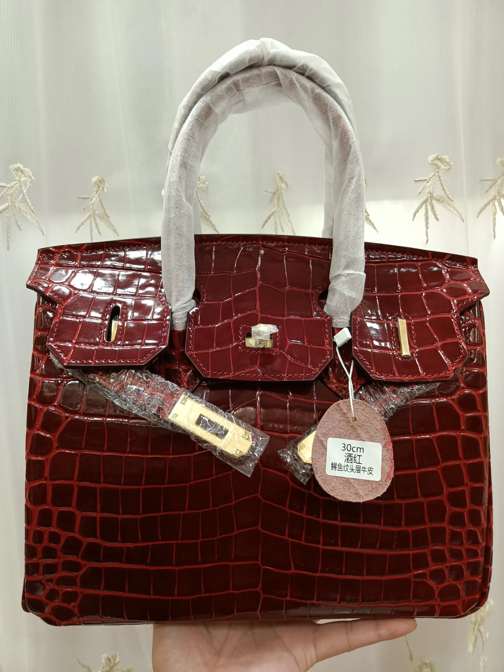 Hot model debuts, price has been adjusted💰800/380/360💥Hermes/Hermes💥Official classic production💋Platinum crocodile pattern💋Original quality coming👉Using imported crocodile pattern cowhide , with pure 24k original hardware💎Size: large 35*25*18cm/medium 30*22*16cm/small 25* 20*14cm👛Excellent workmanship👏👏Legendary slow work and careful work💓Real pictures taken💓Classic beauty worth owning💃🏻💃🏻💃🏻
