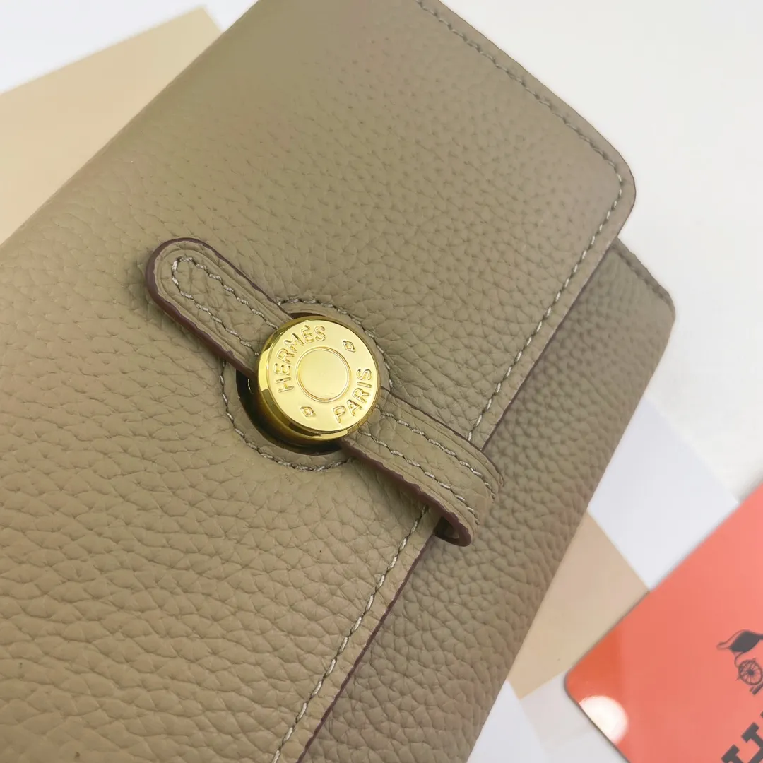 [Hermes new wallet]💰250 Model: H230 gold buckle Dimensions: length 13.5x width 10.5x thickness 2 cm Made of togo calfskin, equipped with 10 card slots, 1 banknote pocket, palladium-plated lock buckle, exquisite and perfect workmanship, original OEM code inside