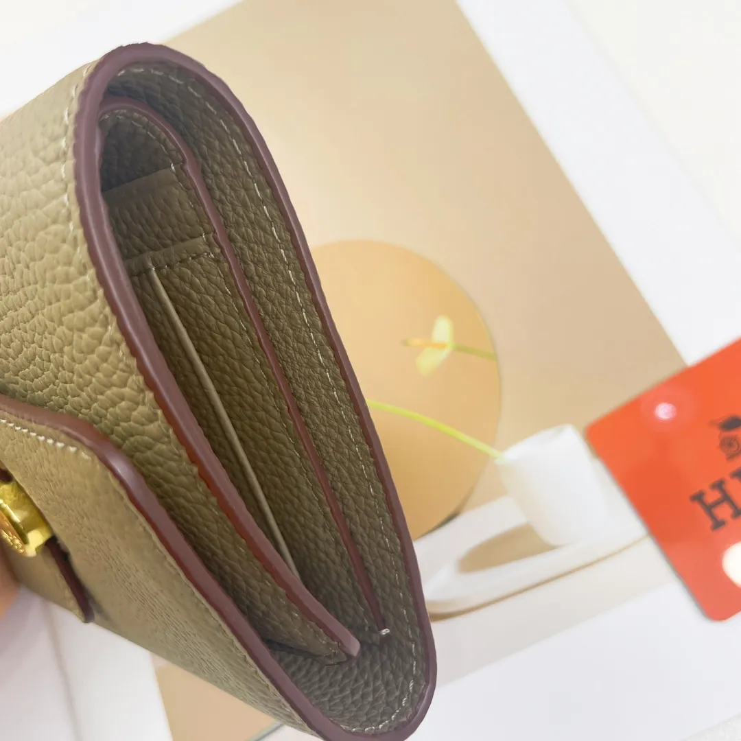 [Hermes new wallet]💰250 Model: H230 gold buckle Dimensions: length 13.5x width 10.5x thickness 2 cm Made of togo calfskin, equipped with 10 card slots, 1 banknote pocket, palladium-plated lock buckle, exquisite and perfect workmanship, original OEM code inside