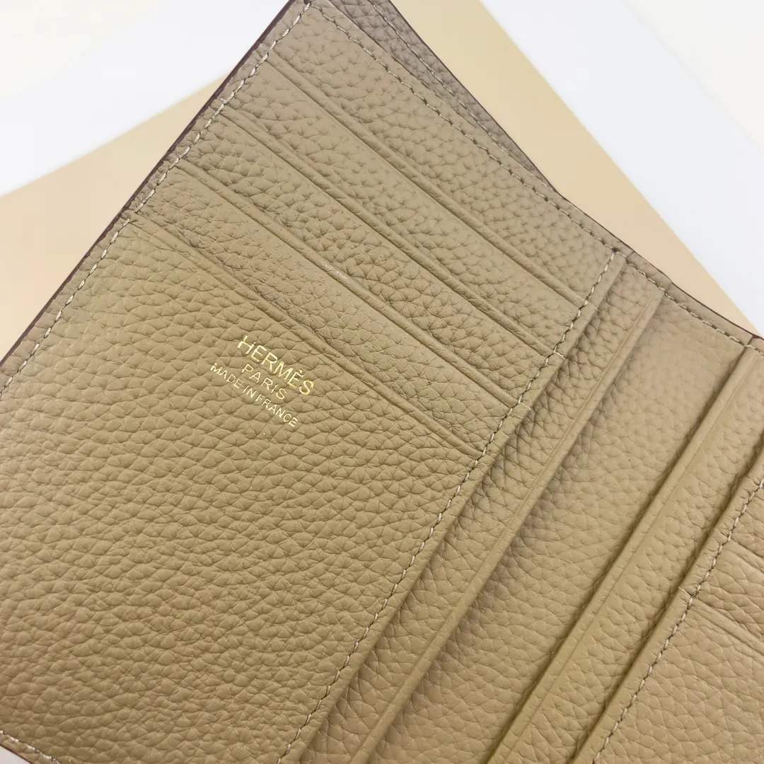 [Hermes new wallet]💰250 Model: H230 gold buckle Dimensions: length 13.5x width 10.5x thickness 2 cm Made of togo calfskin, equipped with 10 card slots, 1 banknote pocket, palladium-plated lock buckle, exquisite and perfect workmanship, original OEM code inside