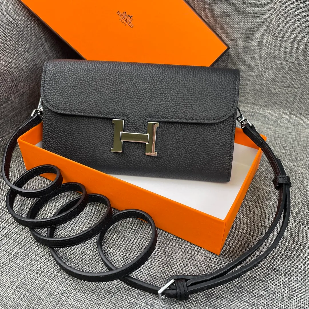 Hermes Constance p330💰 Hermes model: 9852 silver band togo leather size: 22*11cm 🇫🇷Overseas🇫🇷Imported Togo cowhide with original OEM code inside, soft and comfortable to the touch. The original replica is matched with silver hardware, exquisite and elegant, and the oil edge is straight and smooth🎈There are two large note slots, a zipper pocket, and 12 card slots🚚The shoulder strap is adjustable