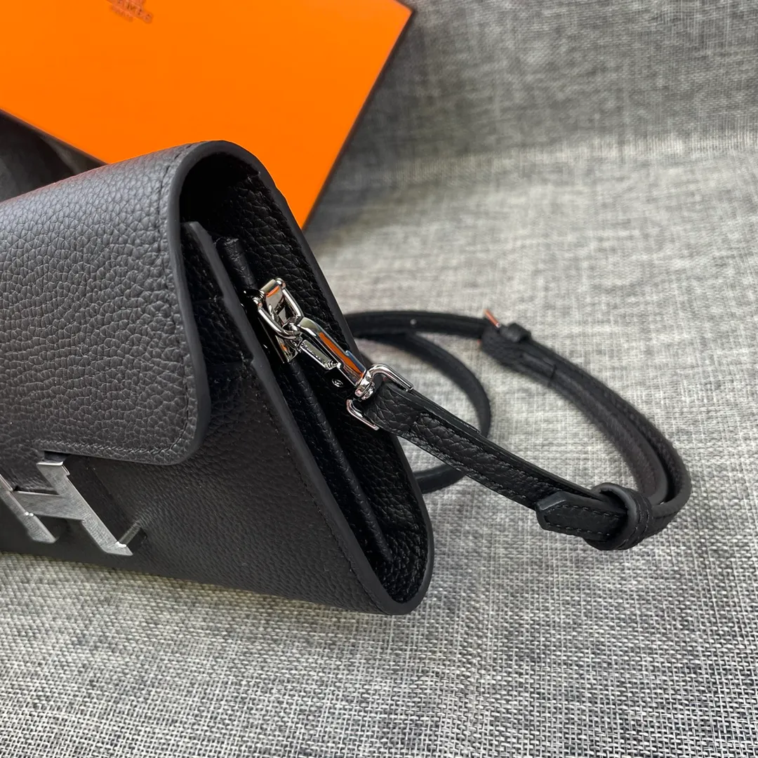 Hermes Constance p330💰 Hermes model: 9852 silver band togo leather size: 22*11cm 🇫🇷Overseas🇫🇷Imported Togo cowhide with original OEM code inside, soft and comfortable to the touch. The original replica is matched with silver hardware, exquisite and elegant, and the oil edge is straight and smooth🎈There are two large note slots, a zipper pocket, and 12 card slots🚚The shoulder strap is adjustable