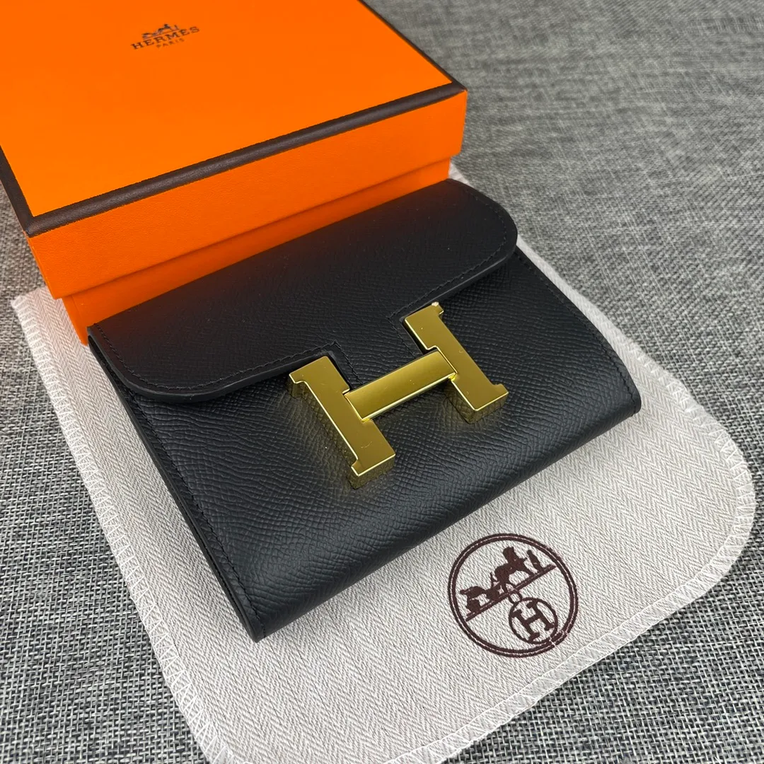 Hermes Constance p250💰 Model: 537 palm pattern gold buckle size: 13*11.8cm. Hermes🇫🇷overseas🇫🇷Imported T palm pattern cowhide, soft and comfortable to the touch. The original replica is matched with gold hardware, exquisite and elegant, and has the original OEM code inside. The oil edges are straight and smooth🎈There are two cash slots, a zipper pocket, and 3 card slots inside🚚