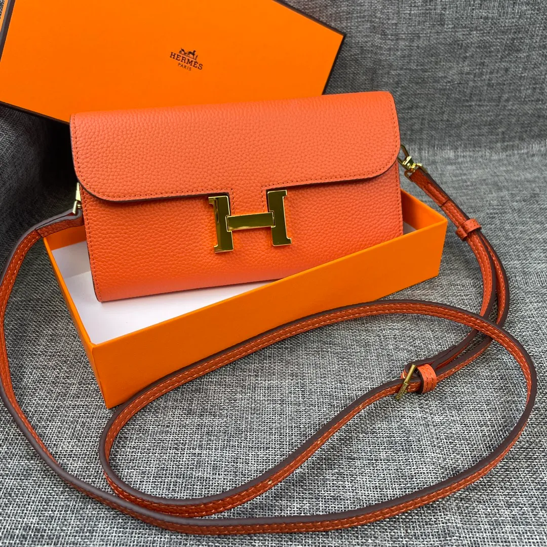 Hermes Constance p330💰 Hermes model: 9852 gold belt togo leather size: 22*11cm 🇫🇷Overseas🇫🇷Imported Togo cowhide, with original OEM code inside, soft and comfortable to the touch. The original replica is matched with silver hardware, exquisite and elegant, and the oil edge is straight and smooth🎈There are two large note slots, a zipper pocket, and 12 card slots🚚The shoulder strap is adjustable