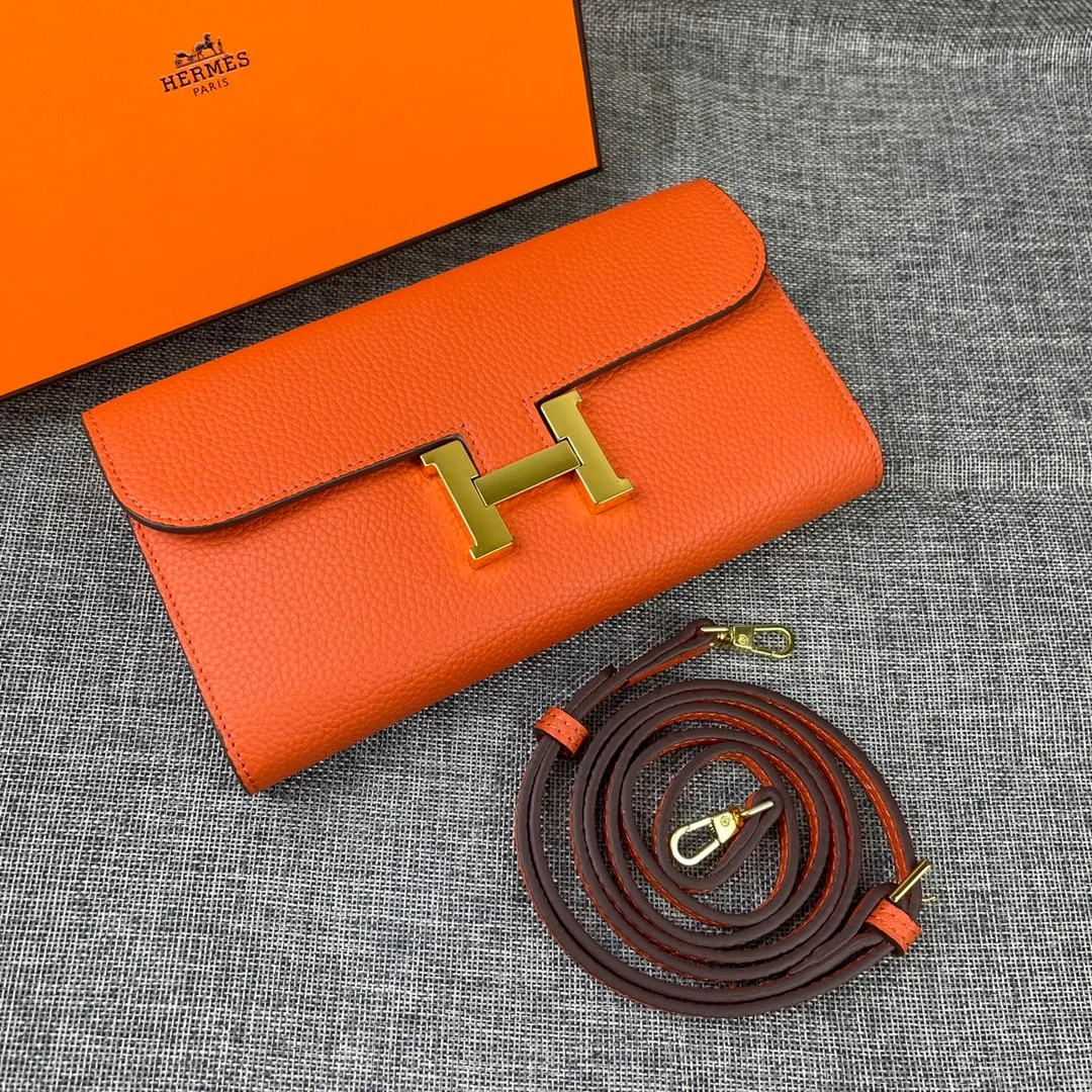 Hermes Constance p330💰 Hermes model: 9852 gold belt togo leather size: 22*11cm 🇫🇷Overseas🇫🇷Imported Togo cowhide, with original OEM code inside, soft and comfortable to the touch. The original replica is matched with silver hardware, exquisite and elegant, and the oil edge is straight and smooth🎈There are two large note slots, a zipper pocket, and 12 card slots🚚The shoulder strap is adjustable