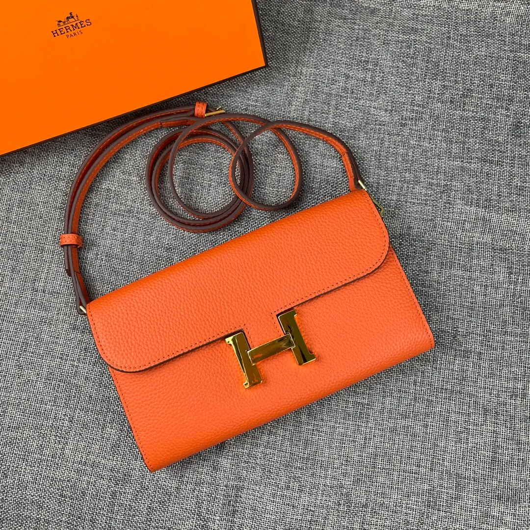 Hermes Constance p330💰 Hermes model: 9852 gold belt togo leather size: 22*11cm 🇫🇷Overseas🇫🇷Imported Togo cowhide, with original OEM code inside, soft and comfortable to the touch. The original replica is matched with silver hardware, exquisite and elegant, and the oil edge is straight and smooth🎈There are two large note slots, a zipper pocket, and 12 card slots🚚The shoulder strap is adjustable