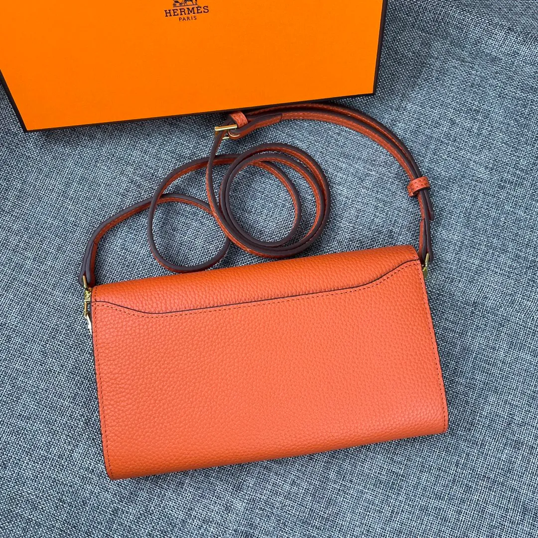 Hermes Constance p330💰 Hermes model: 9852 gold belt togo leather size: 22*11cm 🇫🇷Overseas🇫🇷Imported Togo cowhide, with original OEM code inside, soft and comfortable to the touch. The original replica is matched with silver hardware, exquisite and elegant, and the oil edge is straight and smooth🎈There are two large note slots, a zipper pocket, and 12 card slots🚚The shoulder strap is adjustable