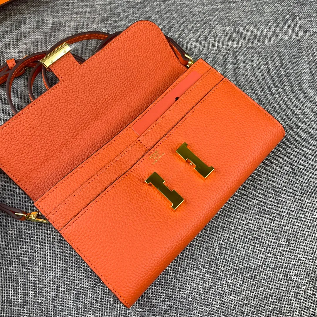 Hermes Constance p330💰 Hermes model: 9852 gold belt togo leather size: 22*11cm 🇫🇷Overseas🇫🇷Imported Togo cowhide, with original OEM code inside, soft and comfortable to the touch. The original replica is matched with silver hardware, exquisite and elegant, and the oil edge is straight and smooth🎈There are two large note slots, a zipper pocket, and 12 card slots🚚The shoulder strap is adjustable