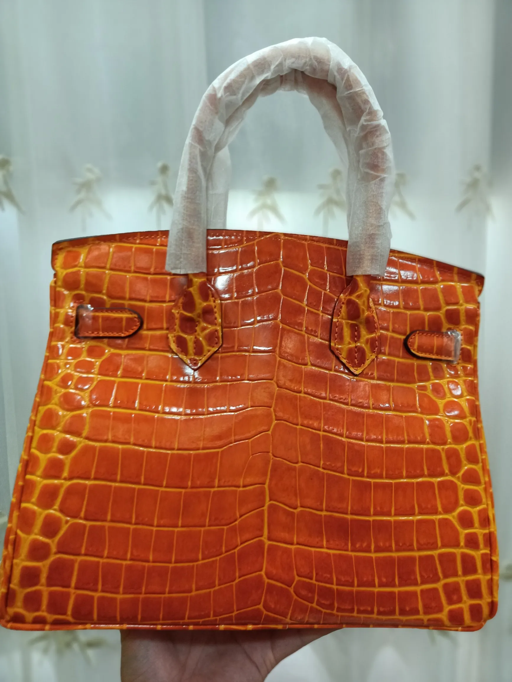 Hot model debuts, price has been adjusted💰800/380/360💥Hermes/Hermes💥Official classic production💋Platinum crocodile pattern💋Original quality coming👉Using imported crocodile pattern cowhide , with pure 24k original hardware💎Size: large 35*25*18cm/medium 30*22*16cm/small 25* 20*14cm👛Excellent workmanship👏👏Legendary slow work and careful work💓Real pictures taken💓Classic beauty worth owning💃🏻💃🏻💃🏻