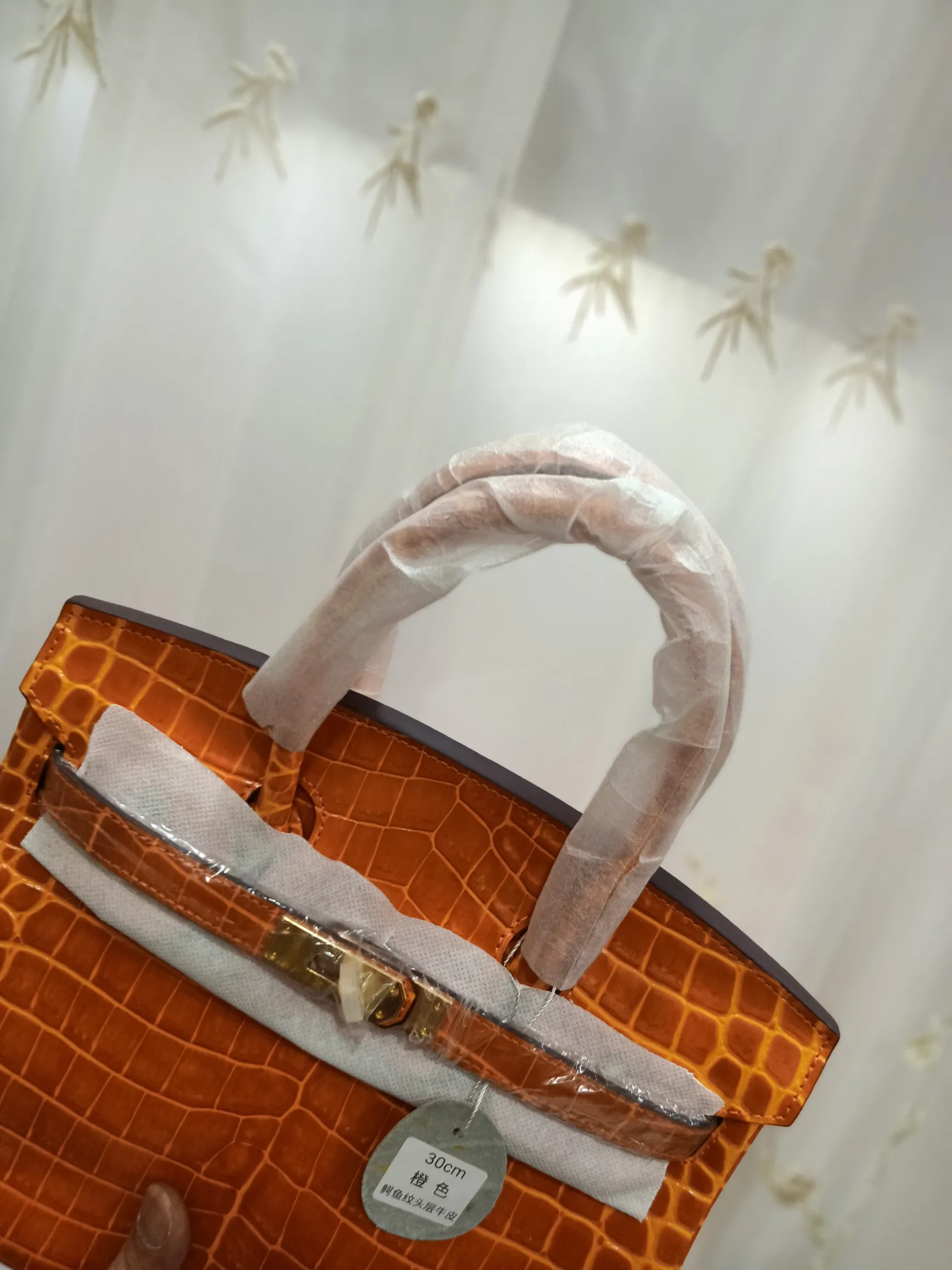 Hot model debuts, price has been adjusted💰800/380/360💥Hermes/Hermes💥Official classic production💋Platinum crocodile pattern💋Original quality coming👉Using imported crocodile pattern cowhide , with pure 24k original hardware💎Size: large 35*25*18cm/medium 30*22*16cm/small 25* 20*14cm👛Excellent workmanship👏👏Legendary slow work and careful work💓Real pictures taken💓Classic beauty worth owning💃🏻💃🏻💃🏻